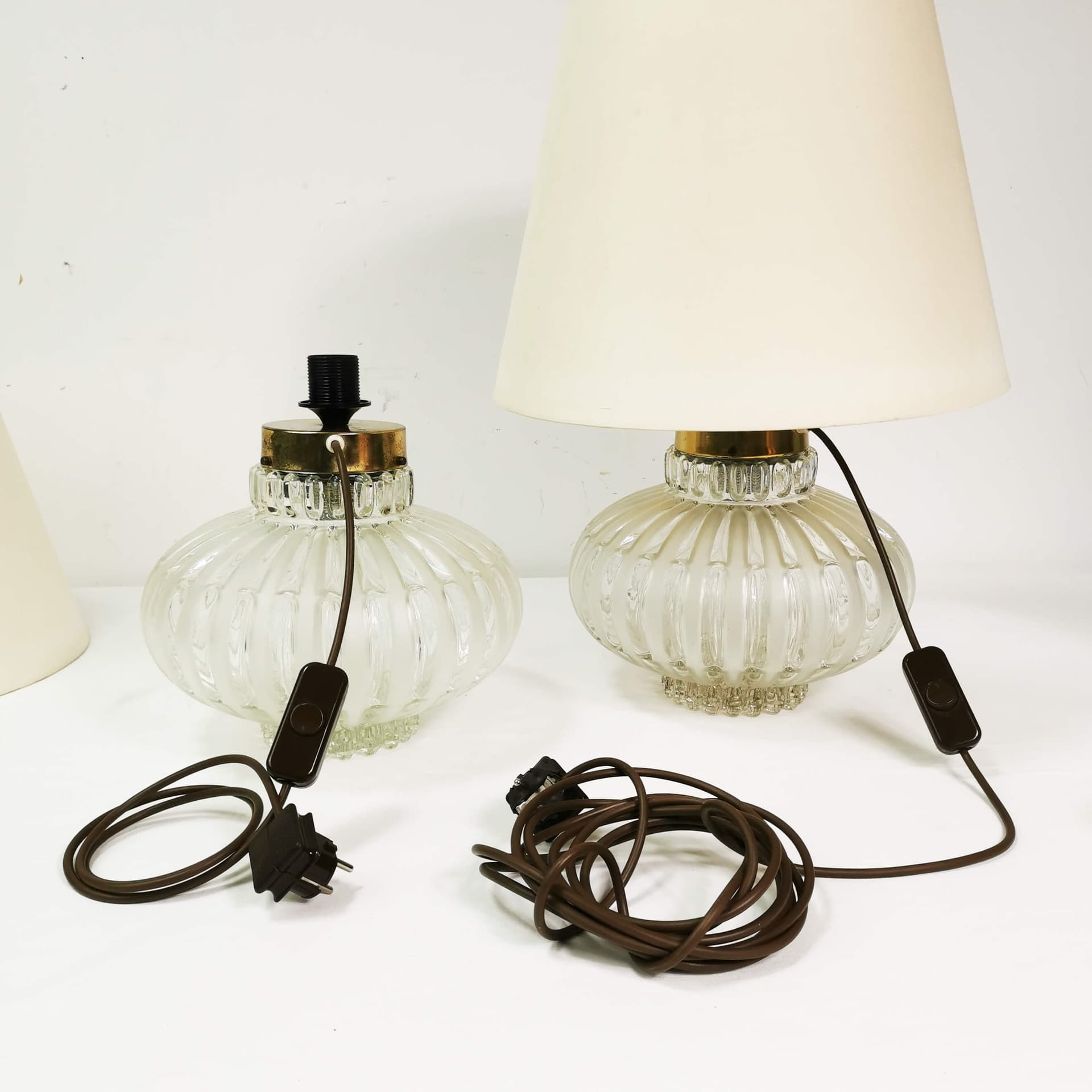 Pair of table lamps Art Deco, transparent glass, golden brass, white fabric, Germany, 1960s. - 362789