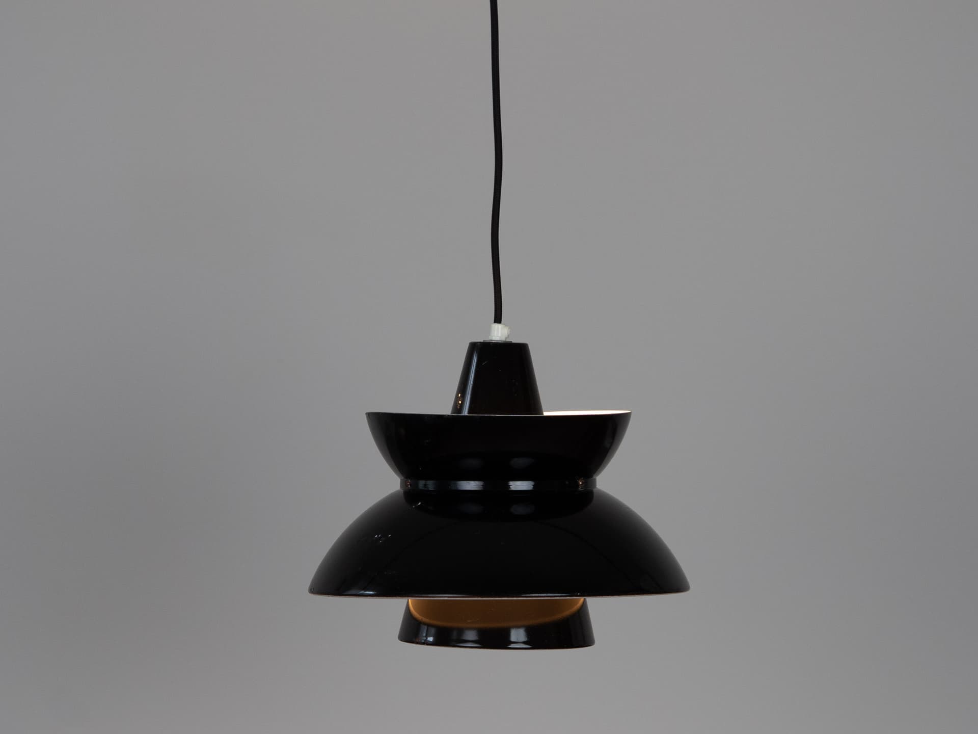 Para lamp wiszących Doo Wop, metal czarny złoty biały, Louis Poulsen, Dania, lata 50. - 363280
