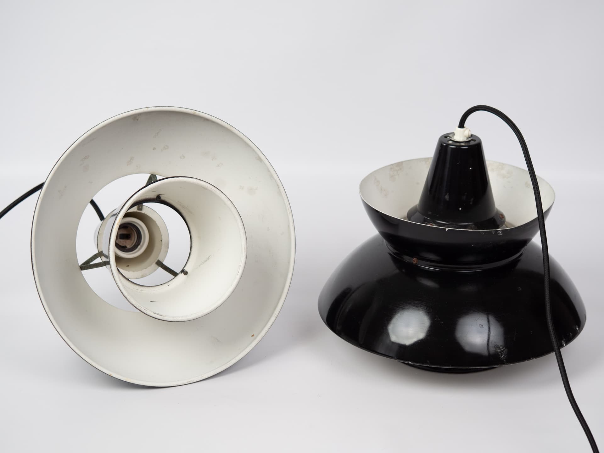Para lamp wiszących Doo Wop, metal czarny złoty biały, Louis Poulsen, Dania, lata 50. - 363278