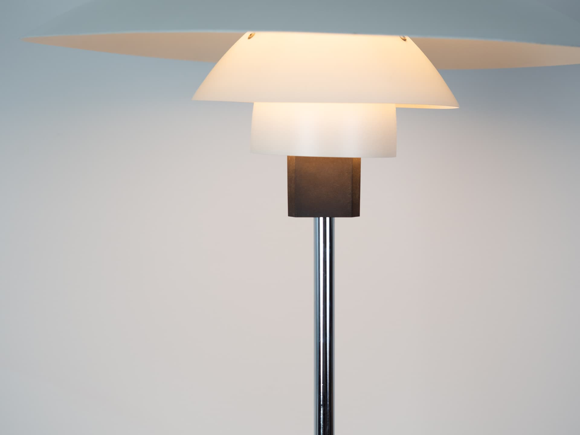 Lampa stołowa PH 4/3, metal biały, proj. P. Henningsen, Louis Poulsen, Dania, lata 70. - 363336