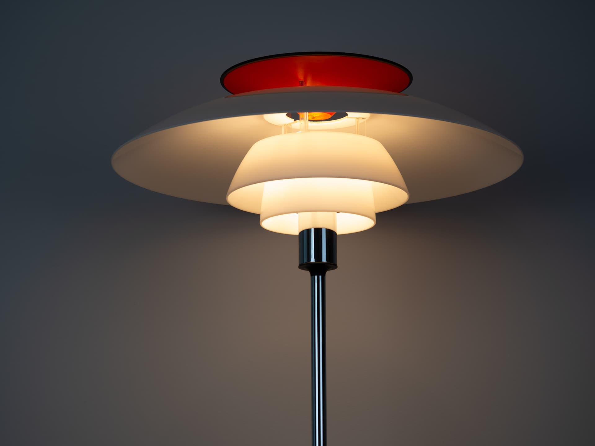 Lampa stołowa PH 80, metal biały czerwony srebrny czarny, proj. P. Henningsen, Louis Poulsen, Dania, lata 70. - 363359