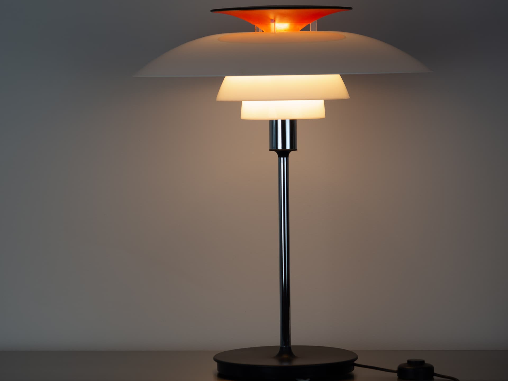 Lampa stołowa PH 80, metal biały czerwony srebrny czarny, proj. P. Henningsen, Louis Poulsen, Dania, lata 70. - 363358