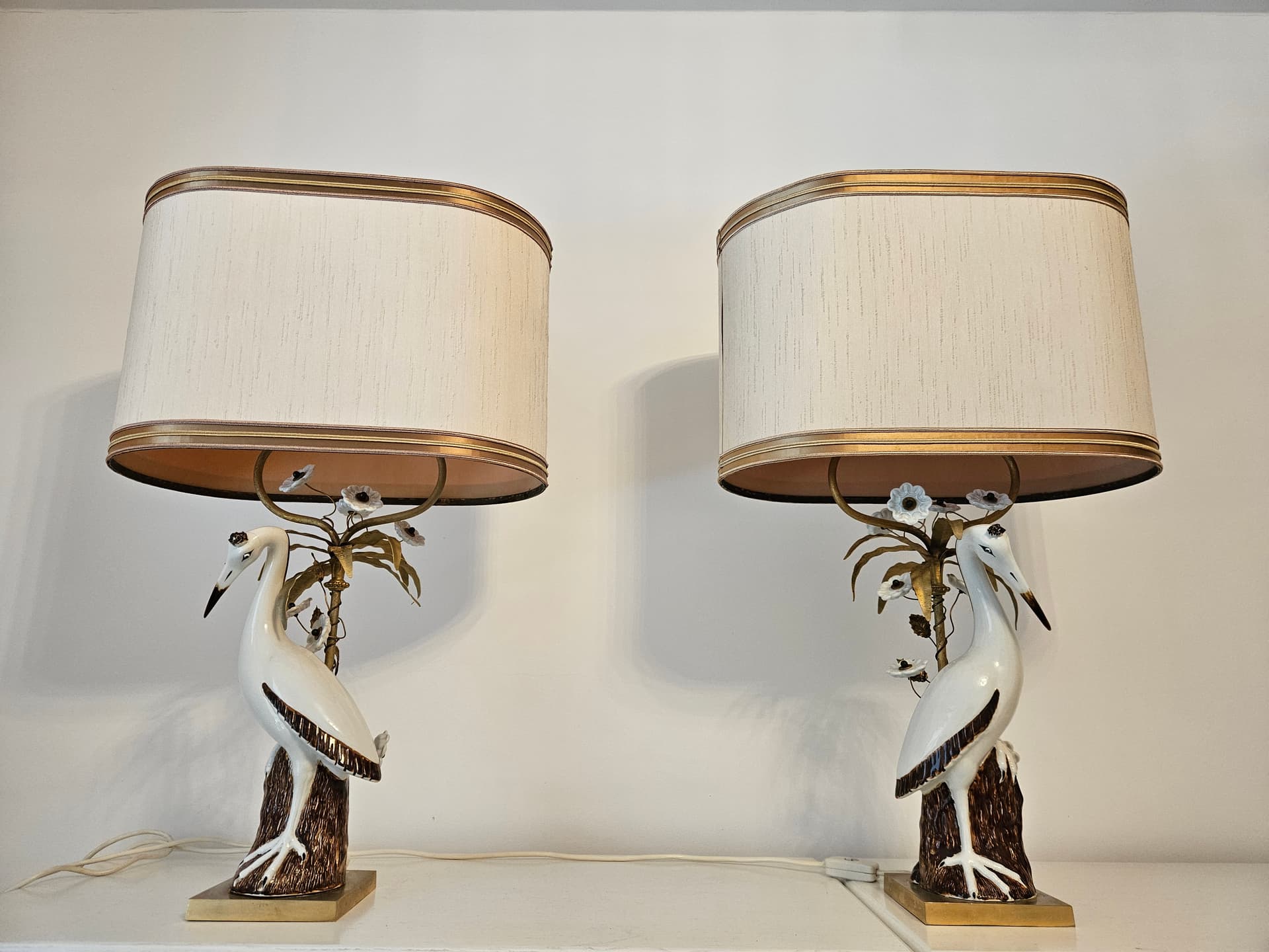 Pair of table lamps, white porcelain, gold metal, Italy, 1970s. - 364098
