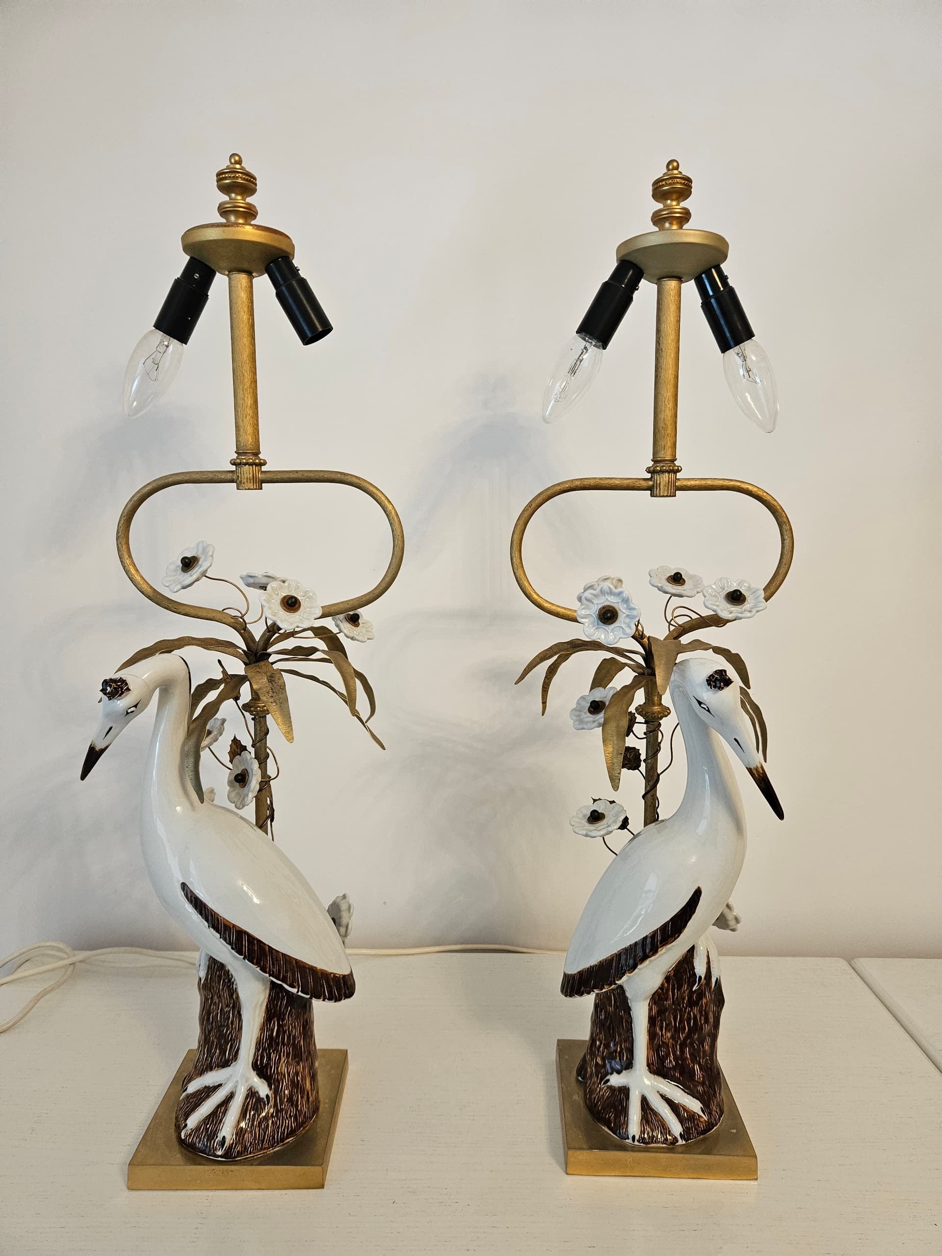 Pair of table lamps, white porcelain, gold metal, Italy, 1970s. - 364089