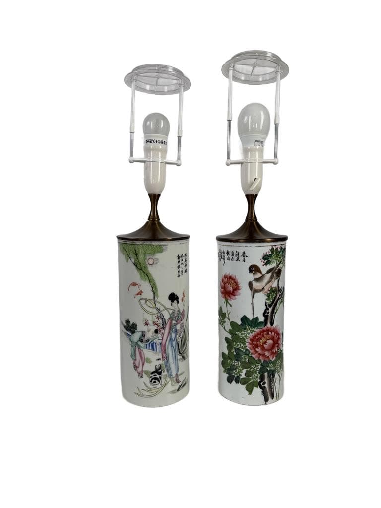 Pair of table lamps, hand-painted white porcelain, gold metal, China, 1970s.