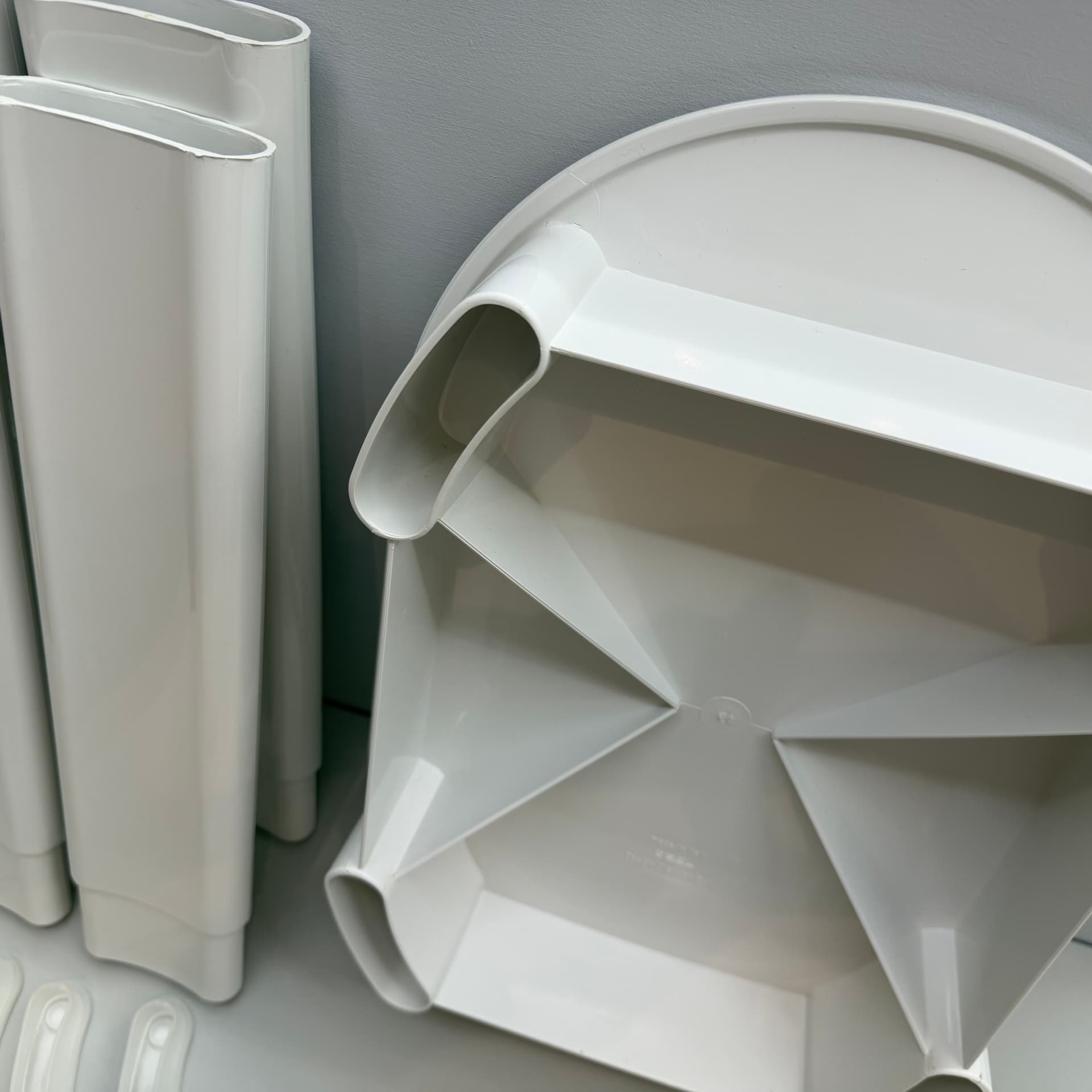 Stolik pomocniczy, Space Age, plastik biały, proj. O. von Bohr, Gedy, Włochy, lata 70. - 364552