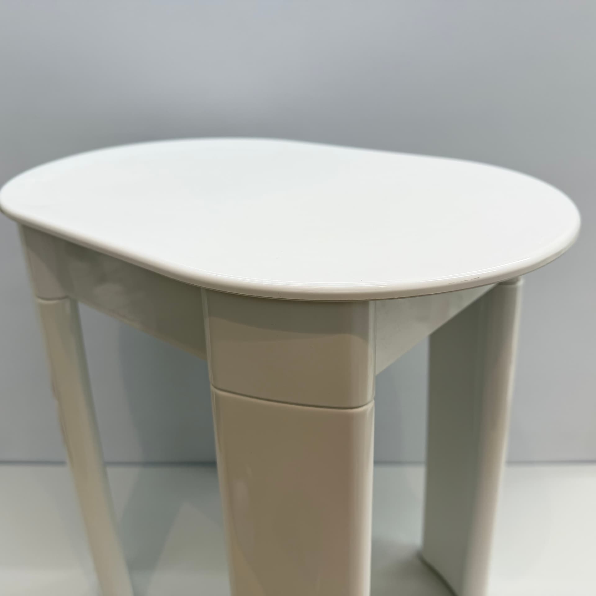 Stolik pomocniczy, Space Age, plastik biały, proj. O. von Bohr, Gedy, Włochy, lata 70. - 364544