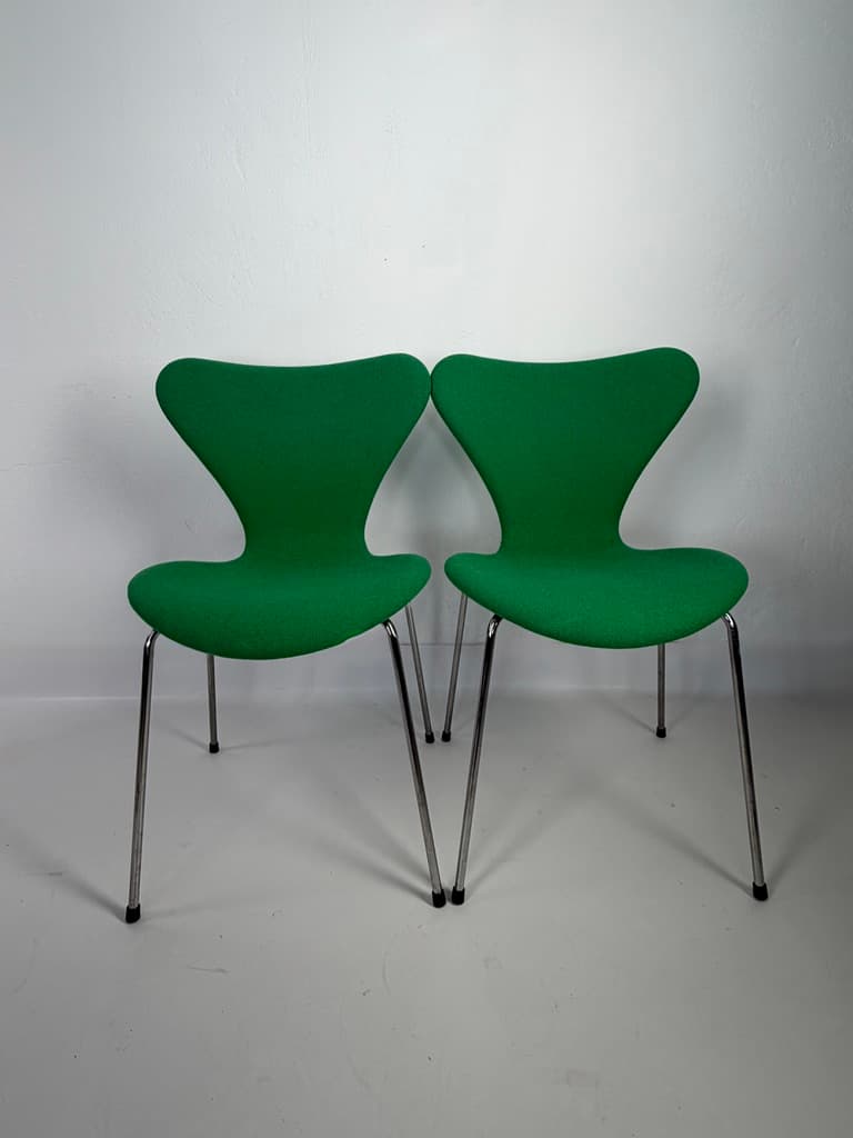 Pair of chairs Series 7, green wool, chromed steel, by A. Jacobsen, Fritz Hansen, Denmark - 365707