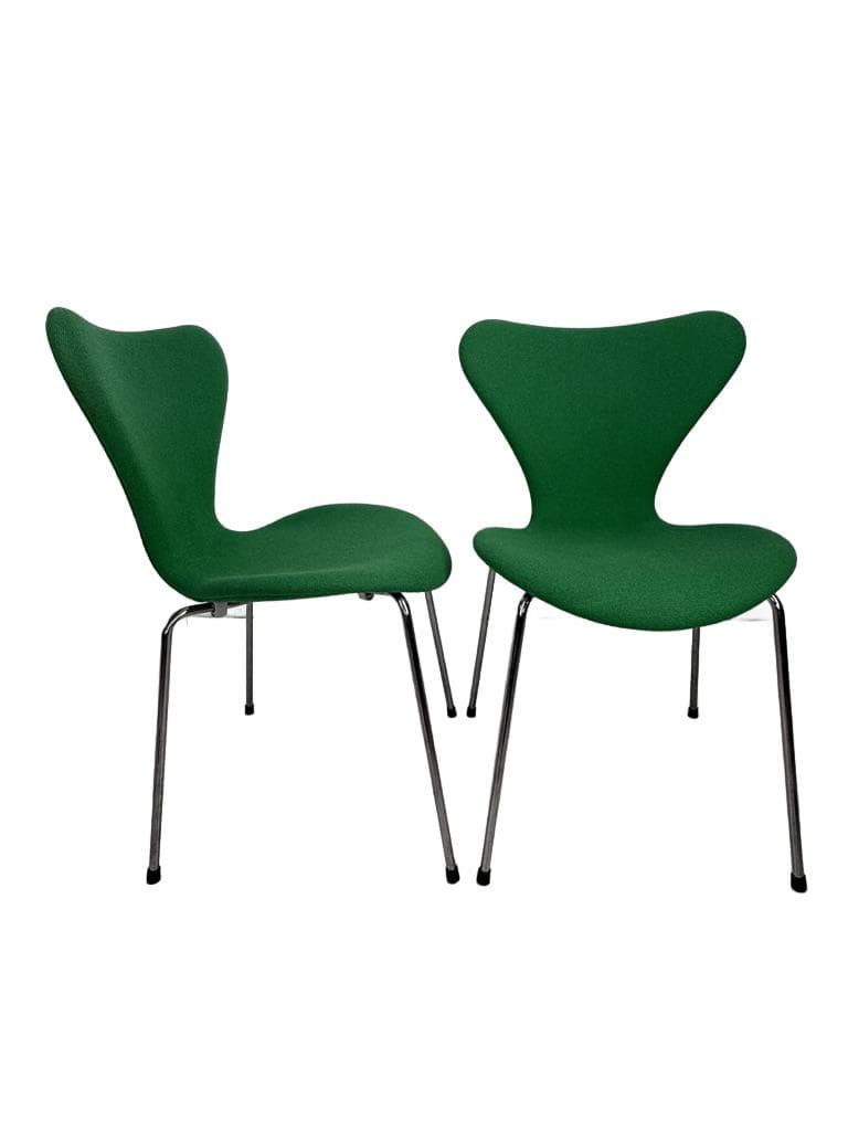 Pair of chairs Series 7, green wool, chromed steel, by A. Jacobsen, Fritz Hansen, Denmark