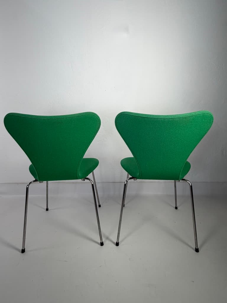 Pair of chairs Series 7, green wool, chromed steel, by A. Jacobsen, Fritz Hansen, Denmark - 365708