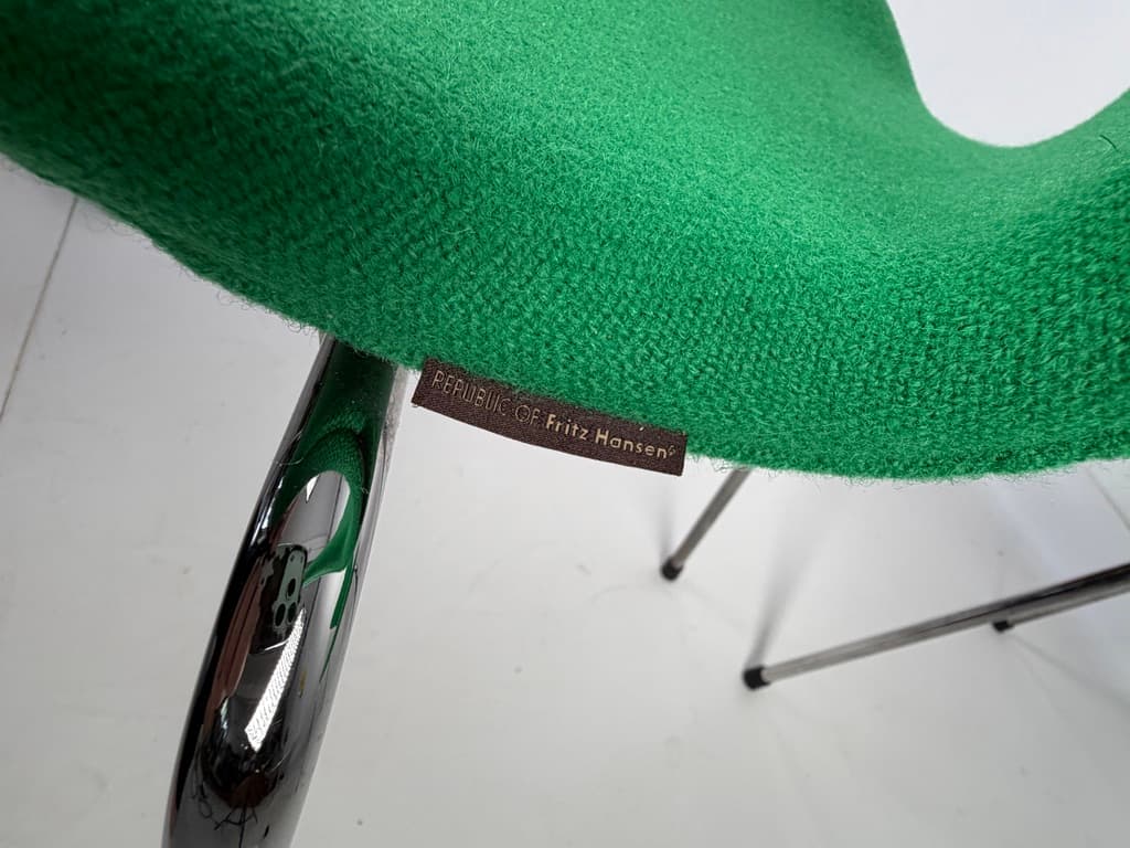 Pair of chairs Series 7, green wool, chromed steel, by A. Jacobsen, Fritz Hansen, Denmark - 365710