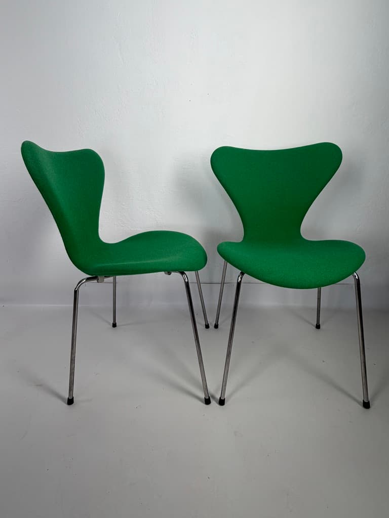 Pair of chairs Series 7, green wool, chromed steel, by A. Jacobsen, Fritz Hansen, Denmark - 365706