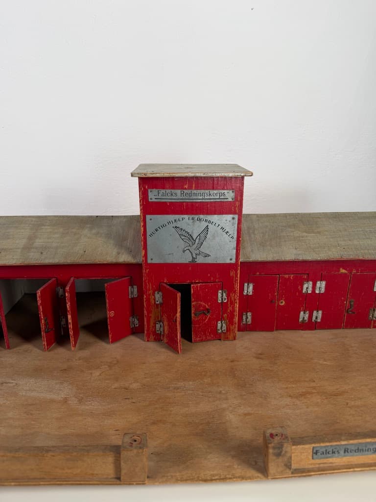 Remiza Falcks Redningskorps, czerwony szary, drewno metal, Dania, lata 50. - 365740