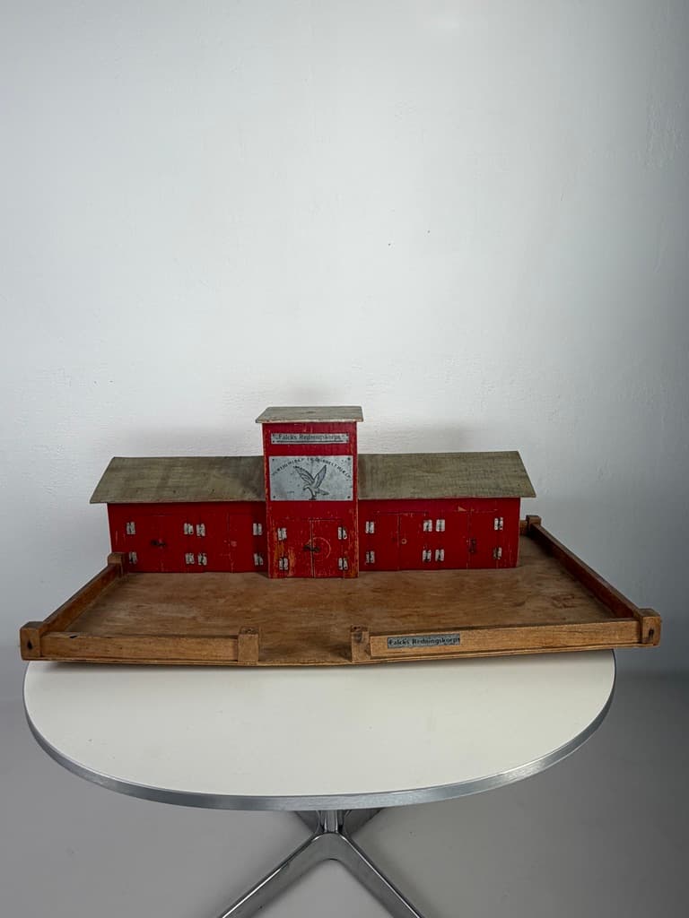 Remiza Falcks Redningskorps, czerwony szary, drewno metal, Dania, lata 50. - 365741