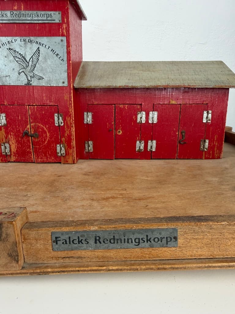 Remiza Falcks Redningskorps, czerwony szary, drewno metal, Dania, lata 50. - 365743