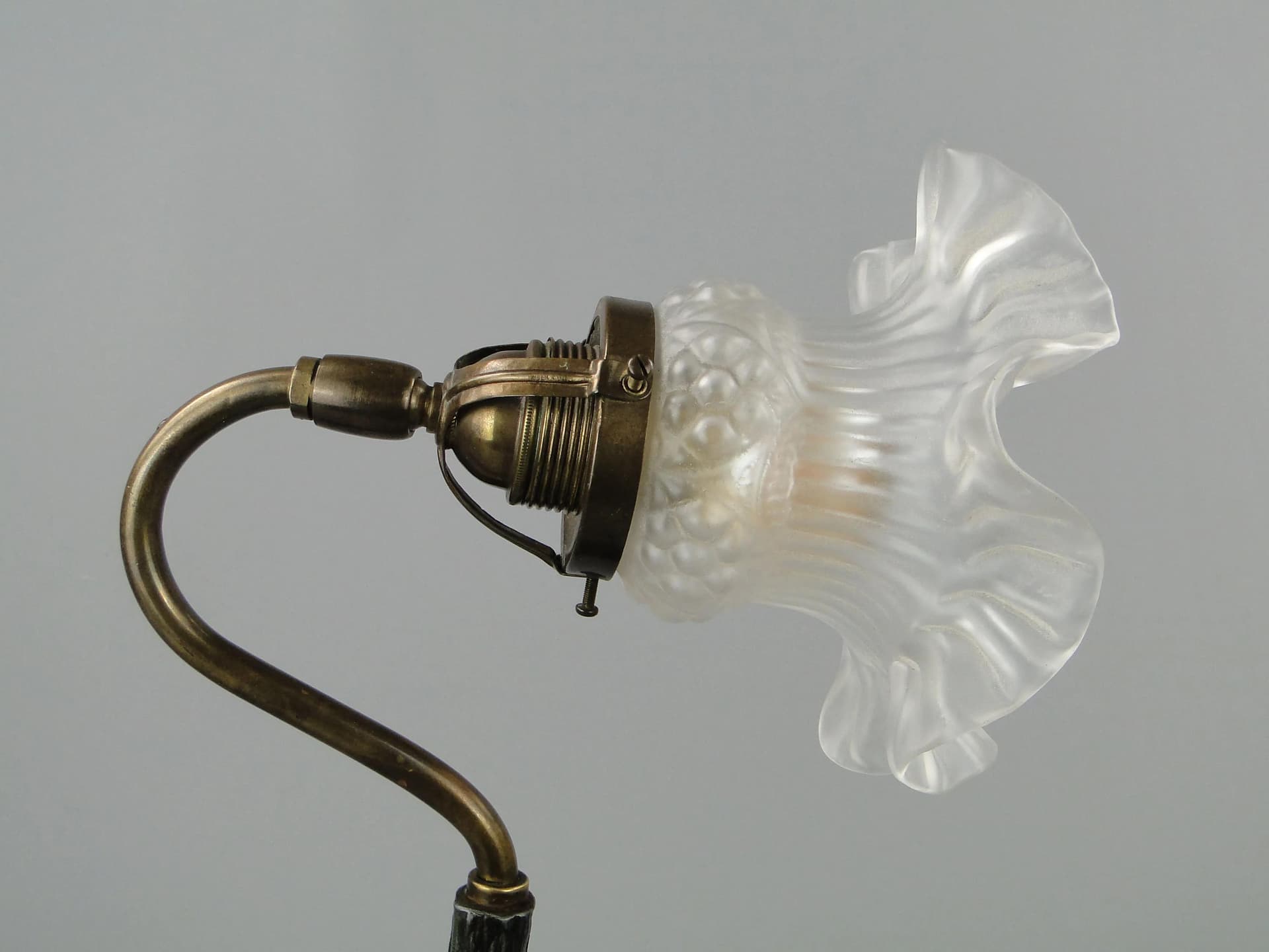 Lampa stołowa art déco ze słoniem, cyna patynowana srebrna, mosiądz złoty, szkło mleczne, Polska, lata 30. - 26816