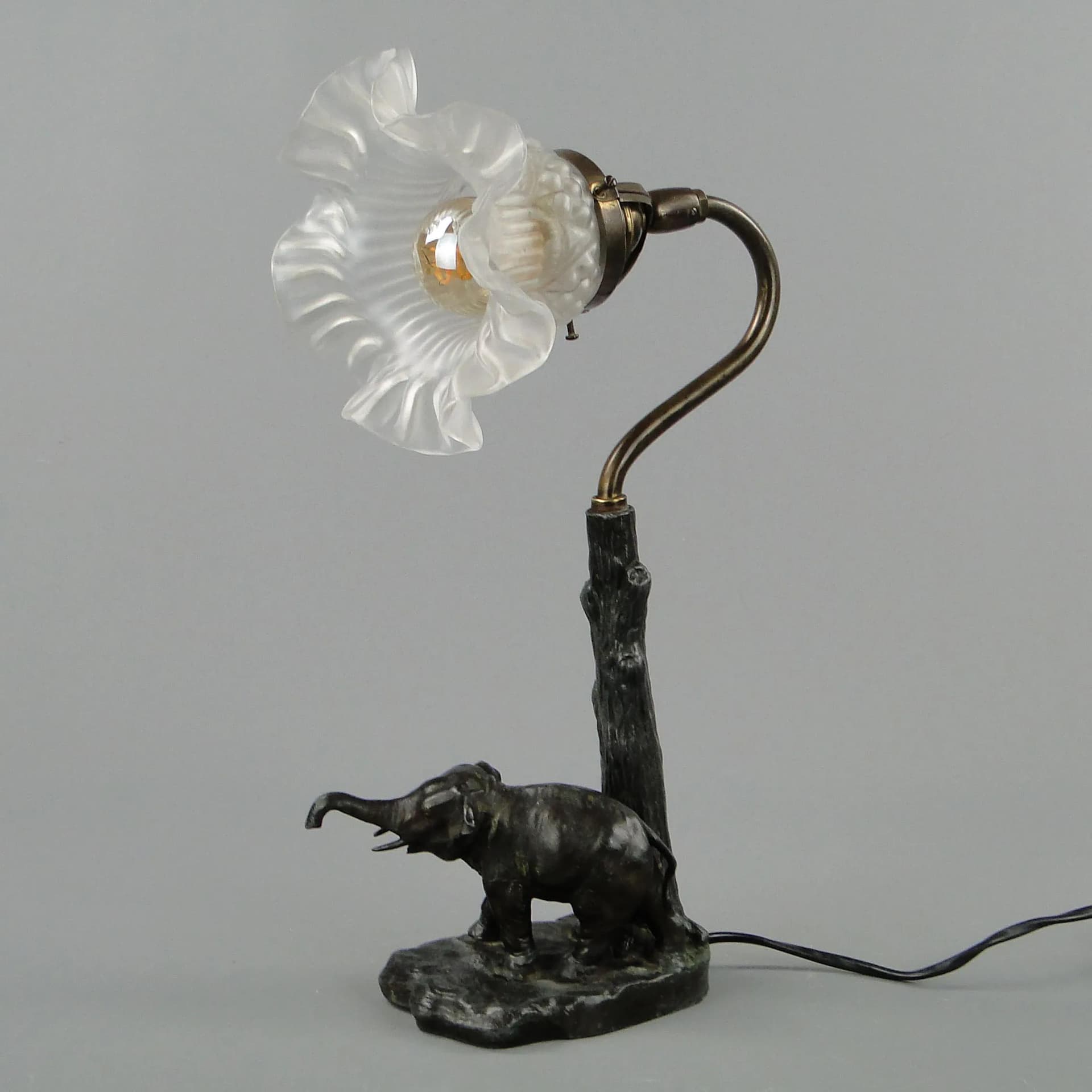 Lampa stołowa art déco ze słoniem, cyna patynowana srebrna, mosiądz złoty, szkło mleczne, Polska, lata 30. - 26817