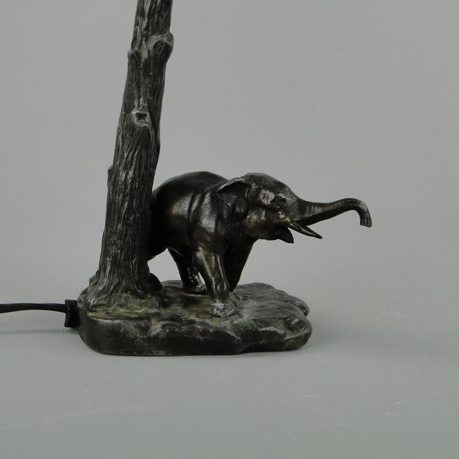 Lampa stołowa art déco ze słoniem, cyna patynowana srebrna, mosiądz złoty, szkło mleczne, Polska, lata 30. - 26813