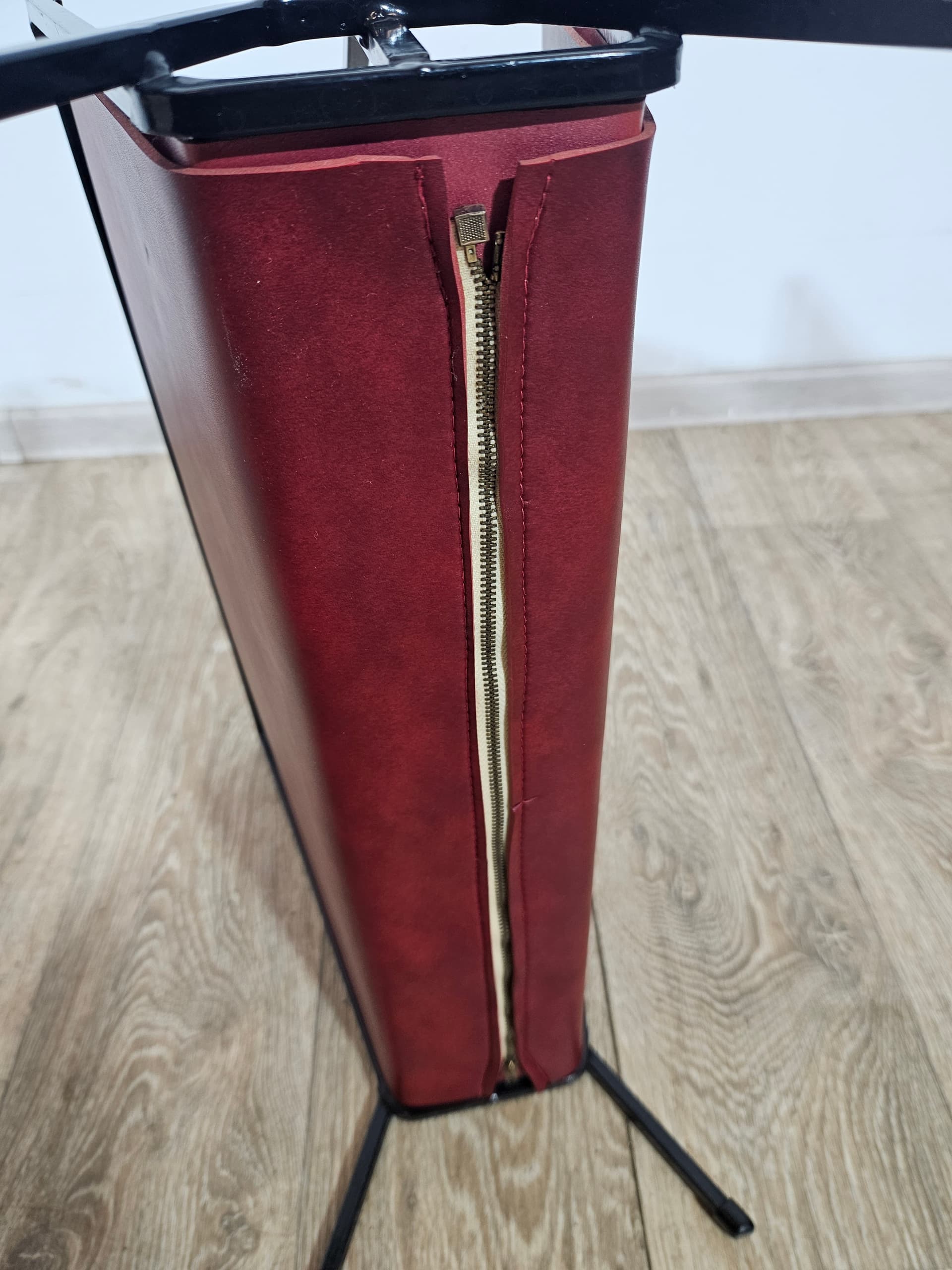 Magazine rack, burgundy leather, black metal, Germany, 1960s. - 366005