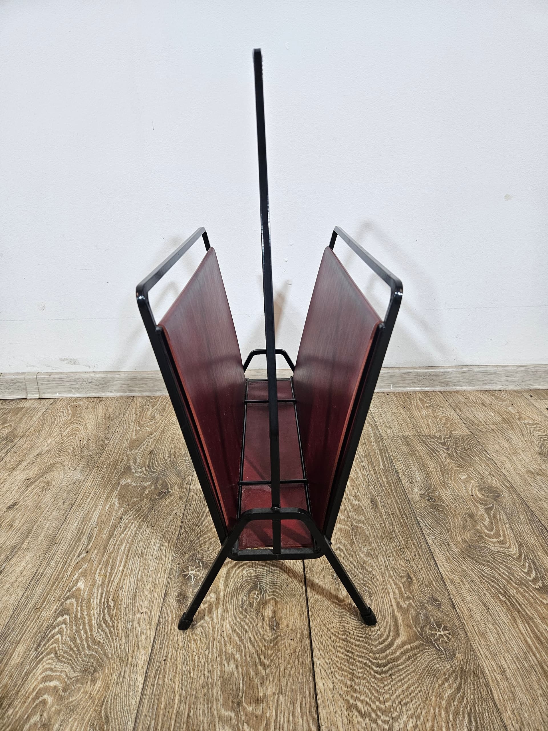 Magazine rack, burgundy leather, black metal, Germany, 1960s. - 366002