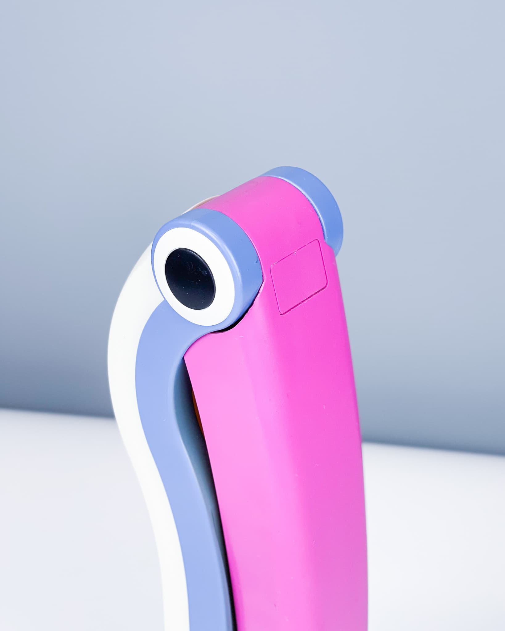 Desk lamp Toucan, blue pink white, plastic, by H.T. Huang, Taiwan, 1980s. - 366200