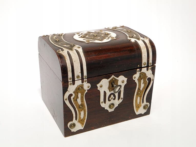 Art Nouveau casket, brown wood, gold brass, white enamel, Austro-Hungary, early 20th c. - 366251