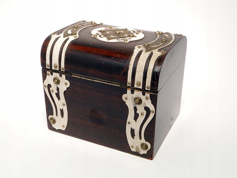 Art Nouveau casket, brown wood, gold brass, white enamel, Austro-Hungary, early 20th c. - 366252