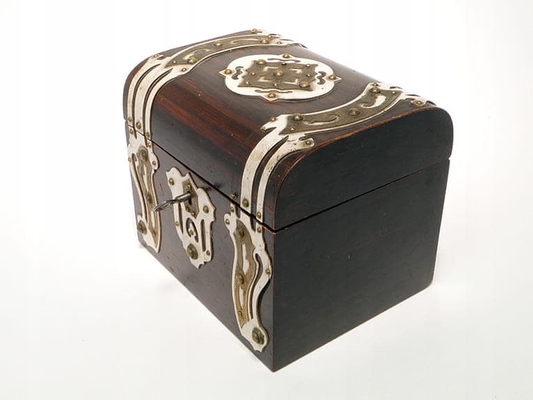 Art Nouveau casket, brown wood, gold brass, white enamel, Austro-Hungary, early 20th c. - 366254
