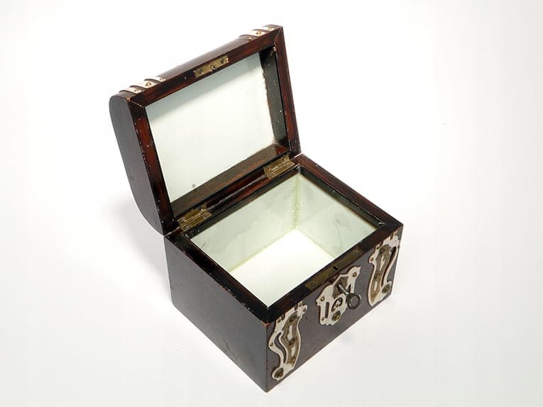 Art Nouveau casket, brown wood, gold brass, white enamel, Austro-Hungary, early 20th c. - 366256