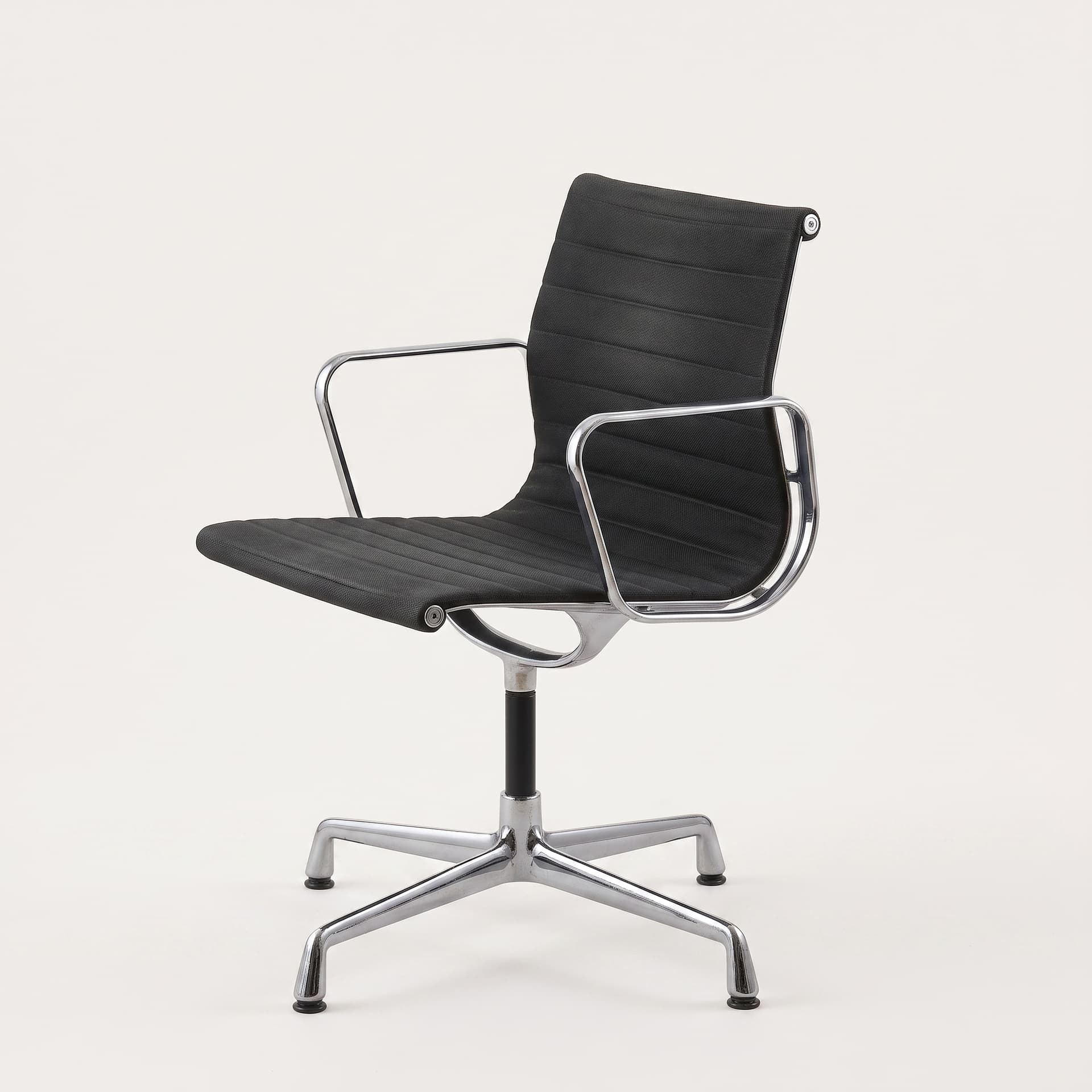 Krzesło obrotowe EA108 czarne, odnowione, tkanina Hopsak, proj. Ch. & R. Eames, Vitra - 366257