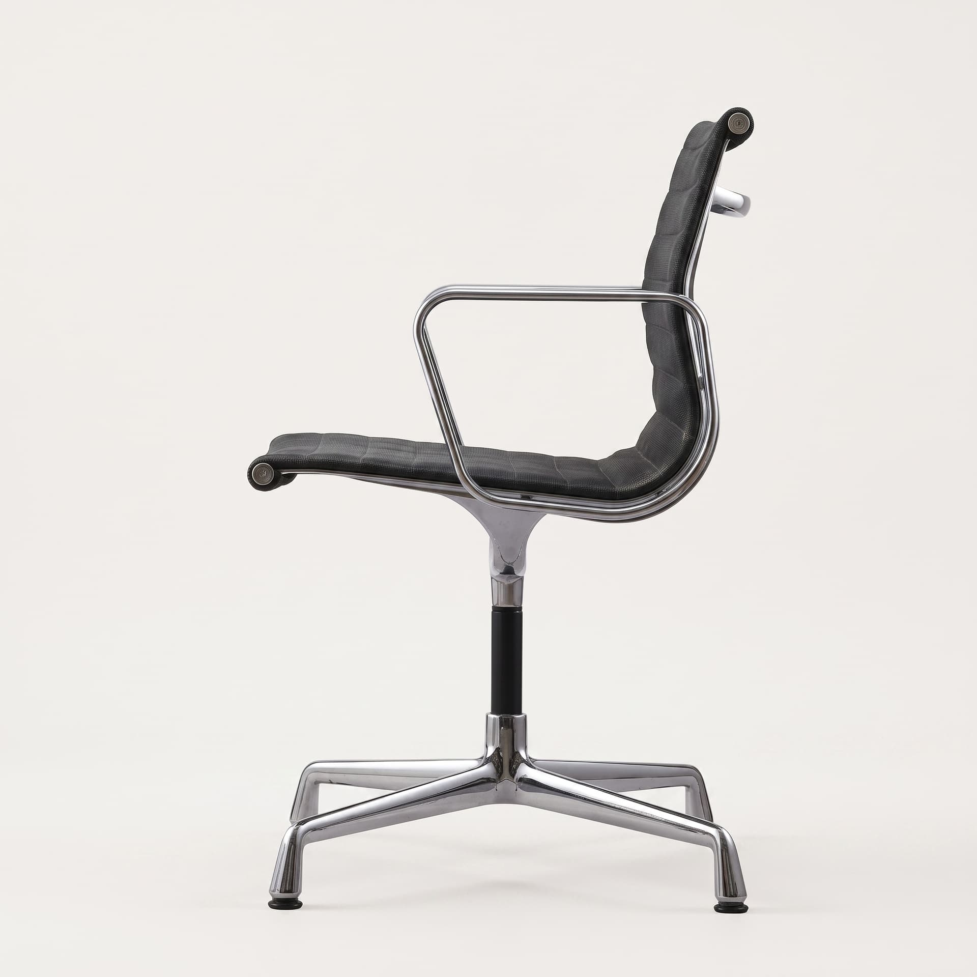 Krzesło biurowe EA107 czarne, odnowione, tkanina Hopsak, proj. Ch. & R. Eames, Vitra - 366281