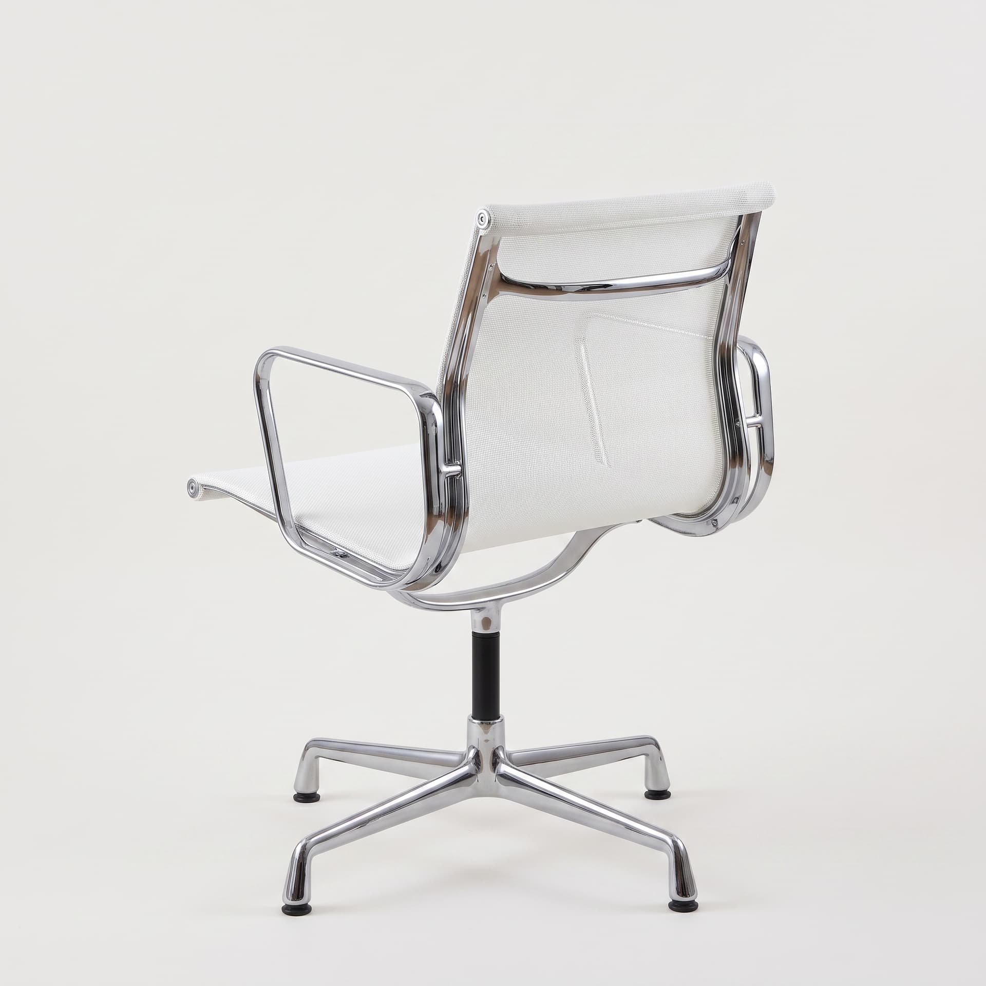Krzesło biurowe EA107, biała siatka, odnowione, proj. Ch. & R. Eames, Vitra - 366300
