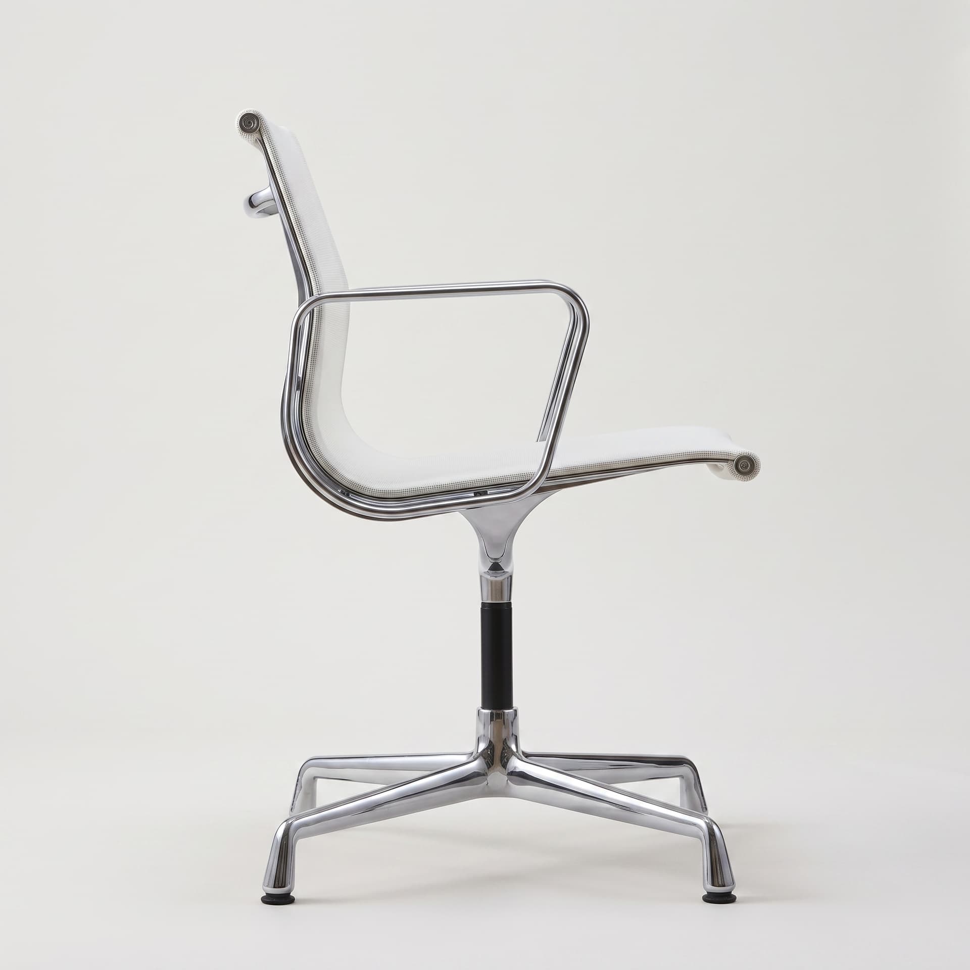 Krzesło biurowe EA107, biała siatka, odnowione, proj. Ch. & R. Eames, Vitra - 366299