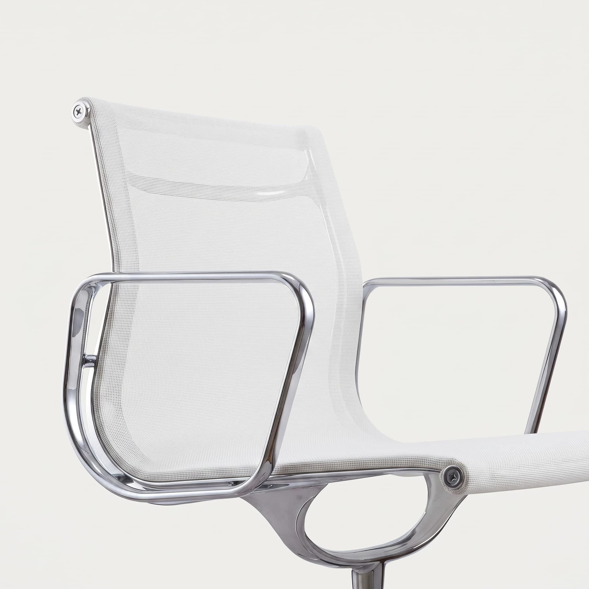 Krzesło biurowe EA107, biała siatka, odnowione, proj. Ch. & R. Eames, Vitra - 366301