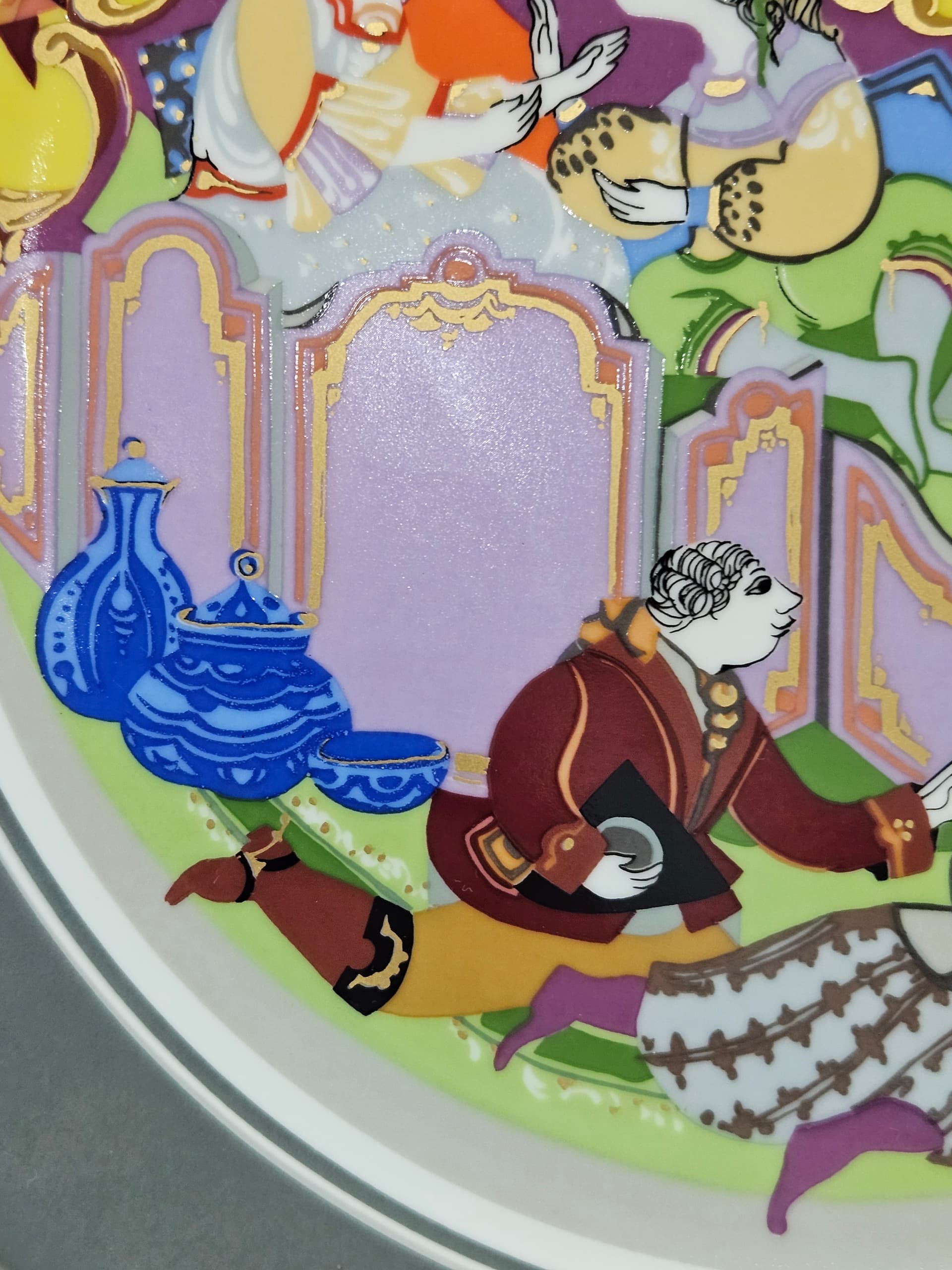 Wall Plate Der Rosenkavalier, painted gilded porcelain, by B. Wiinblad, Germany, 1980s. - 366513