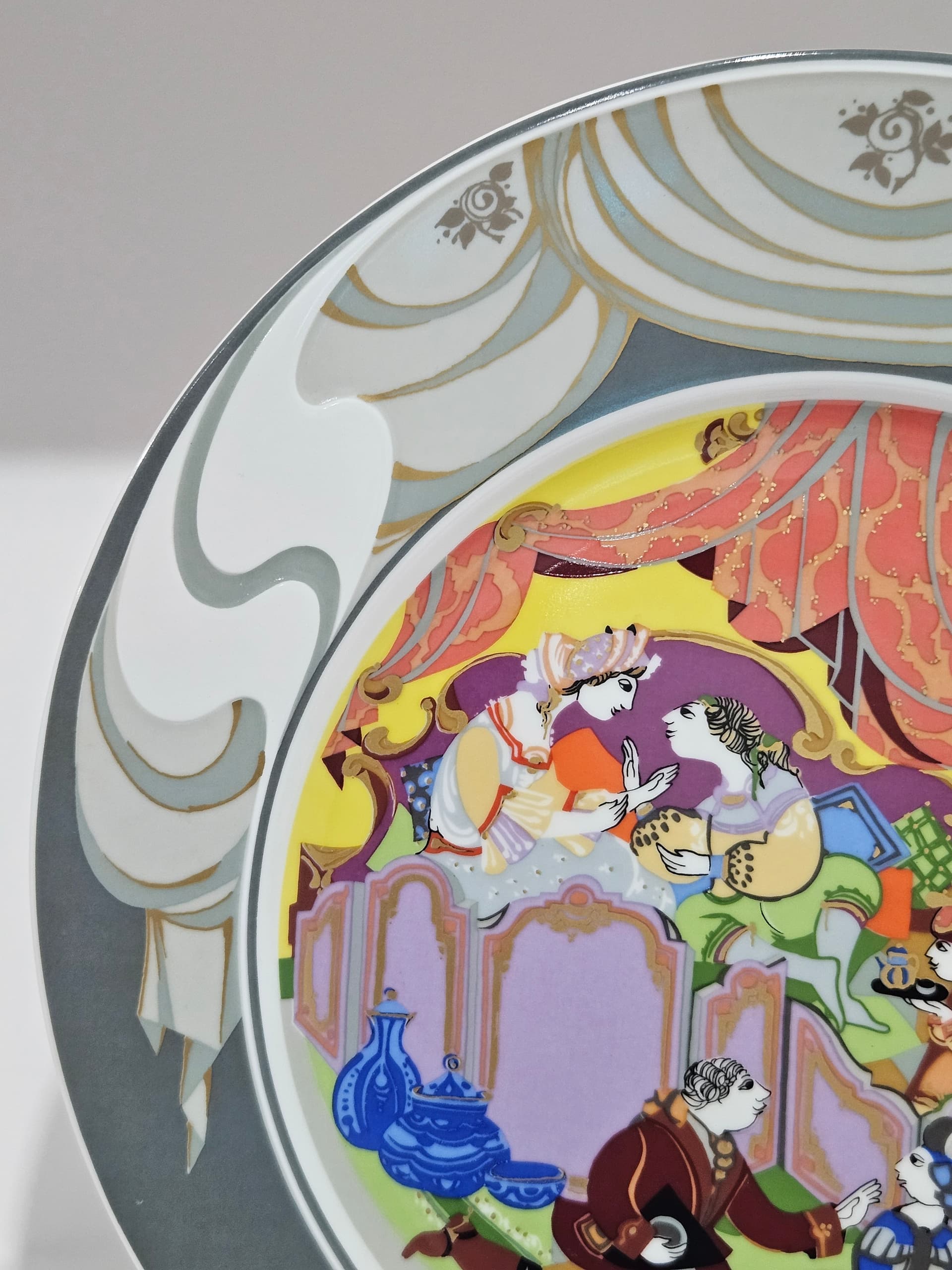 Wall Plate Der Rosenkavalier, painted gilded porcelain, by B. Wiinblad, Germany, 1980s. - 366508