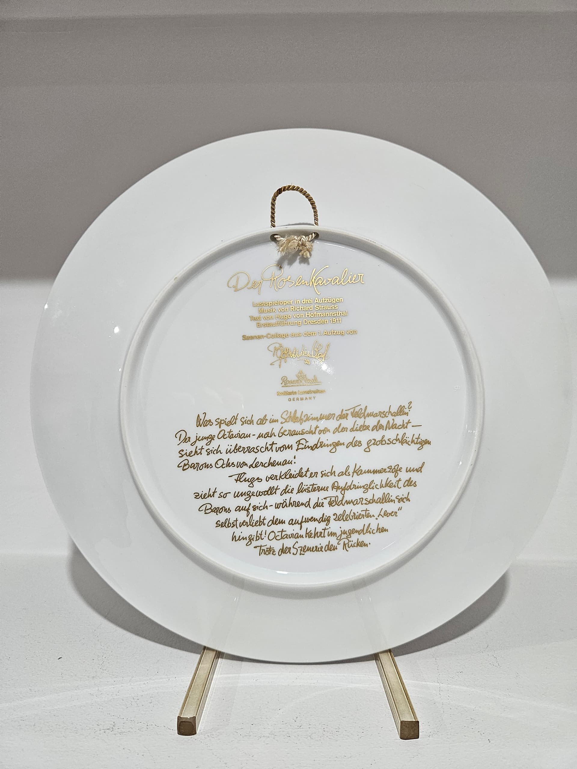 Wall Plate Der Rosenkavalier, painted gilded porcelain, by B. Wiinblad, Germany, 1980s. - 366517