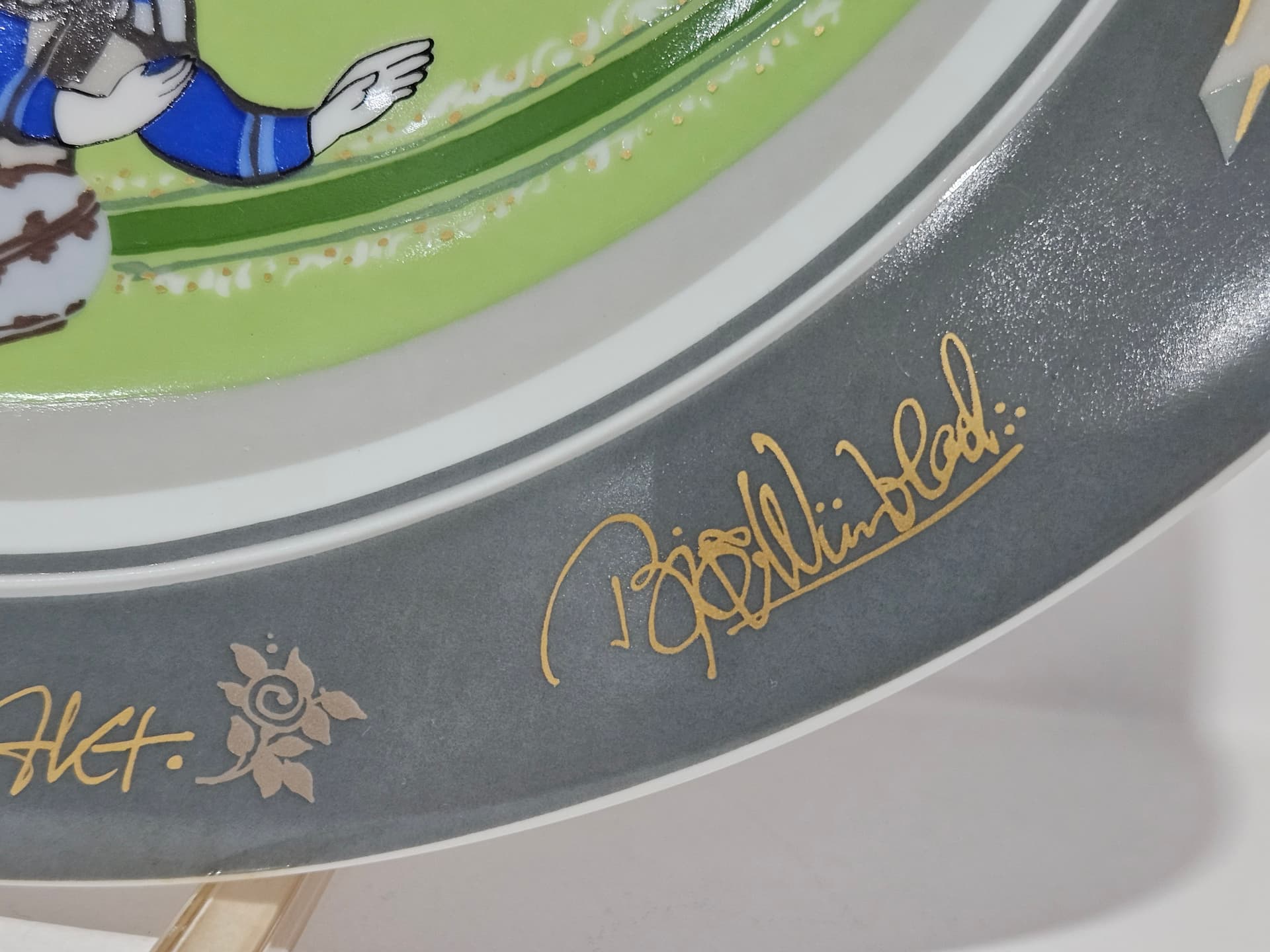 Wall Plate Der Rosenkavalier, painted gilded porcelain, by B. Wiinblad, Germany, 1980s. - 366512