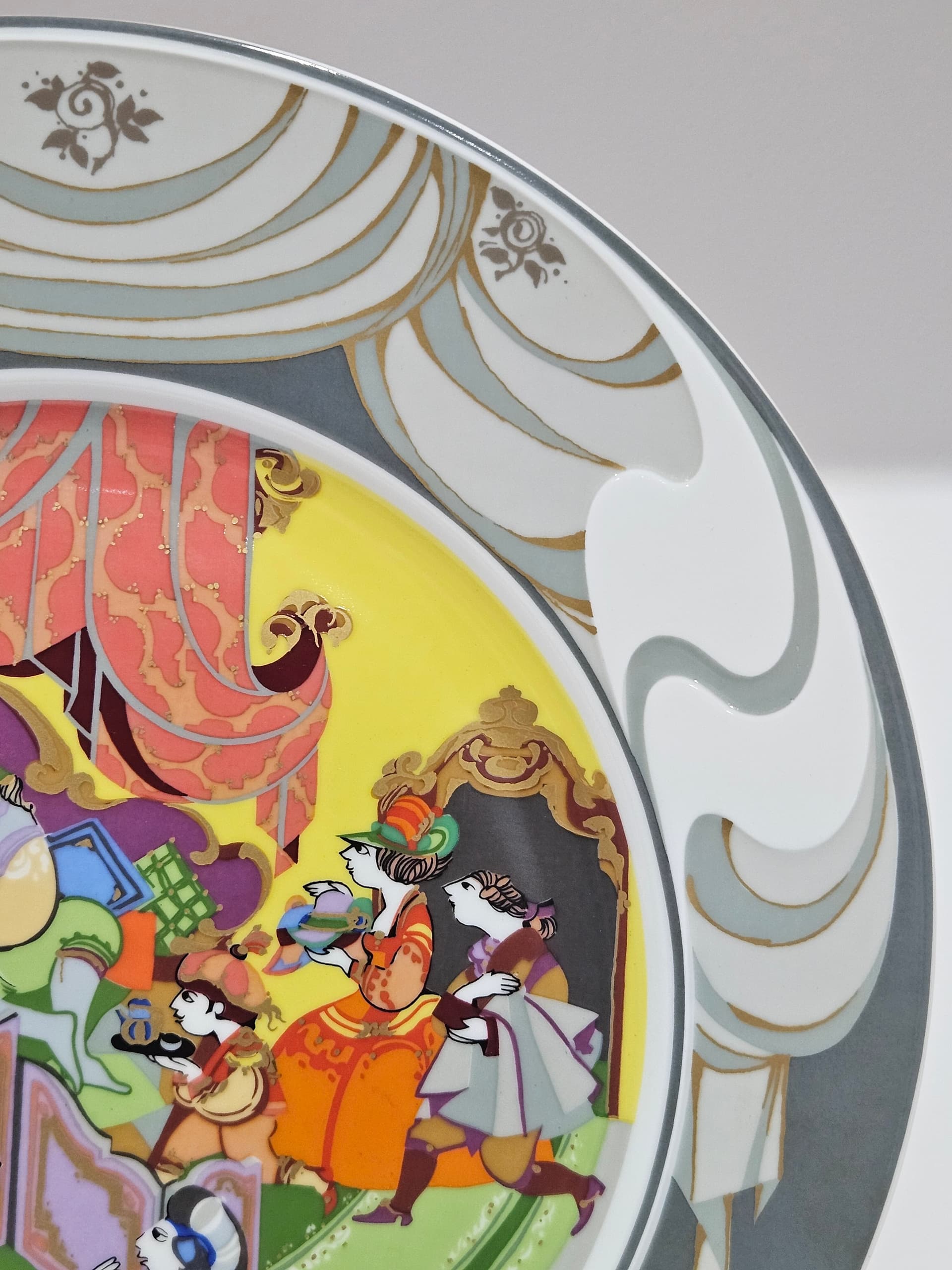 Wall Plate Der Rosenkavalier, painted gilded porcelain, by B. Wiinblad, Germany, 1980s. - 366509