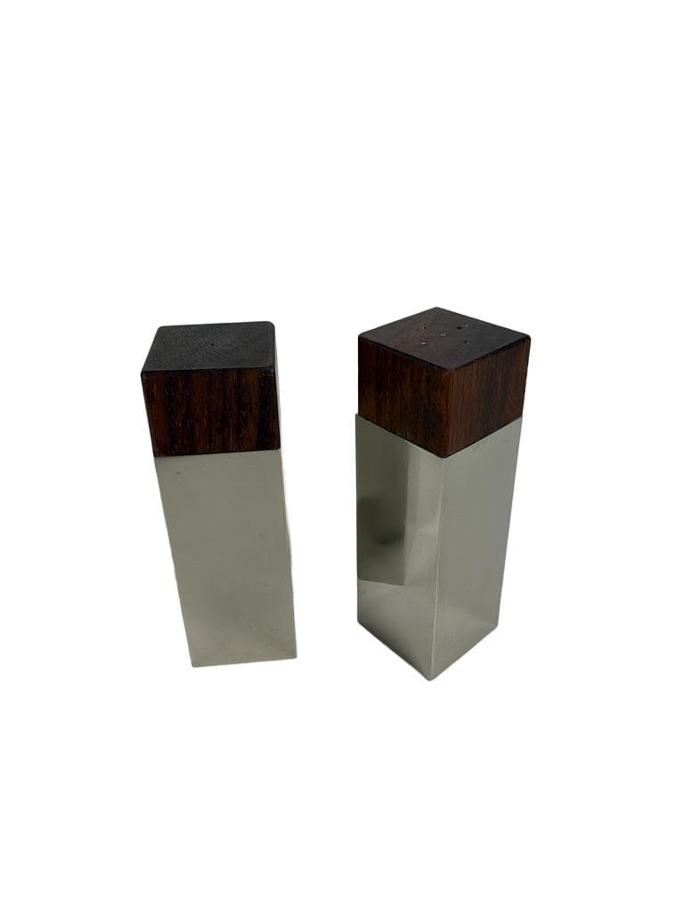 Pair of salt and pepper shakers, brown rosewood, silver metal, Denmark, 1960s.