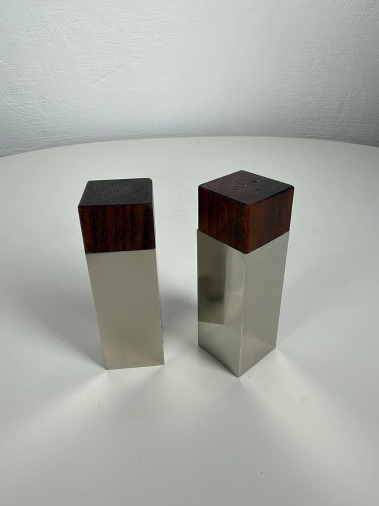 Pair of salt and pepper shakers, brown rosewood, silver metal, Denmark, 1960s. - 366524
