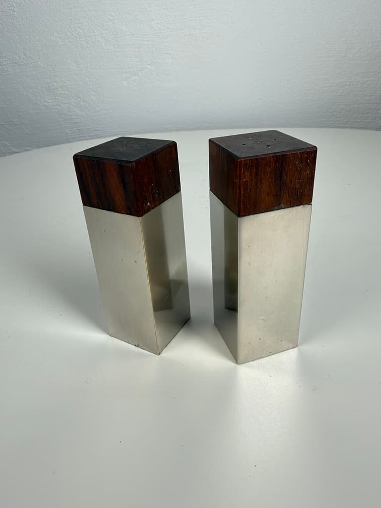 Pair of salt and pepper shakers, brown rosewood, silver metal, Denmark, 1960s. - 366527