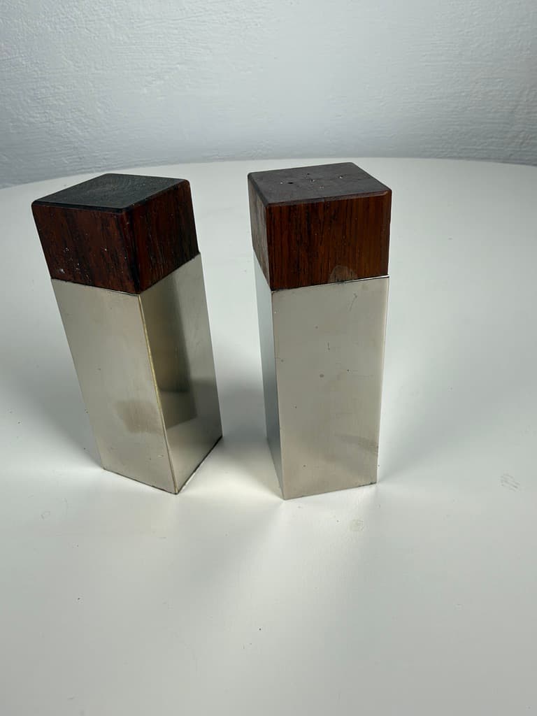 Pair of salt and pepper shakers, brown rosewood, silver metal, Denmark, 1960s. - 366529