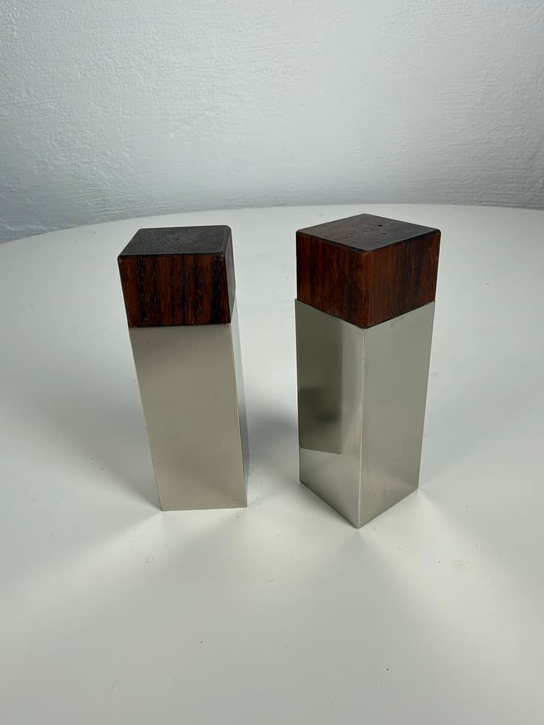 Pair of salt and pepper shakers, brown rosewood, silver metal, Denmark, 1960s. - 366525