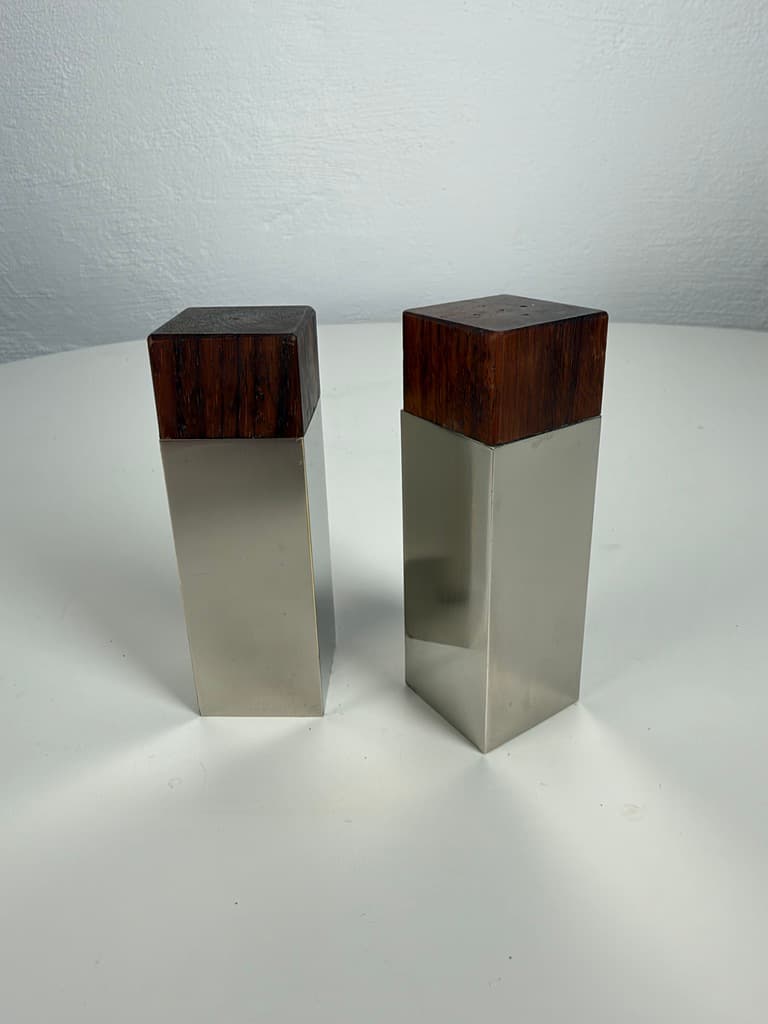 Pair of salt and pepper shakers, brown rosewood, silver metal, Denmark, 1960s. - 366528