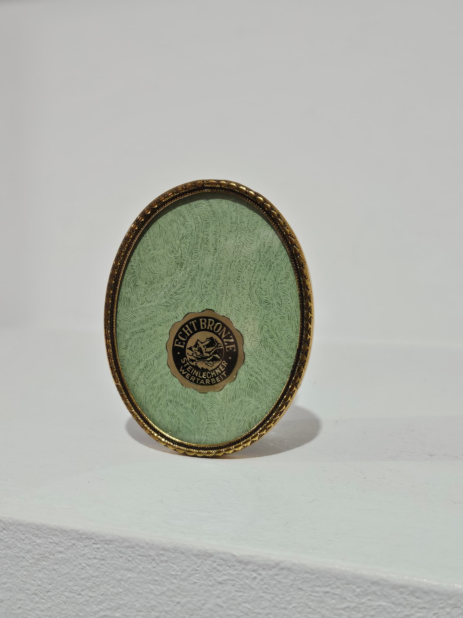 Oval photo frame, gold bronze, bronze, Steinlechner Wertarbeit, Germany, 1980s. - 366818