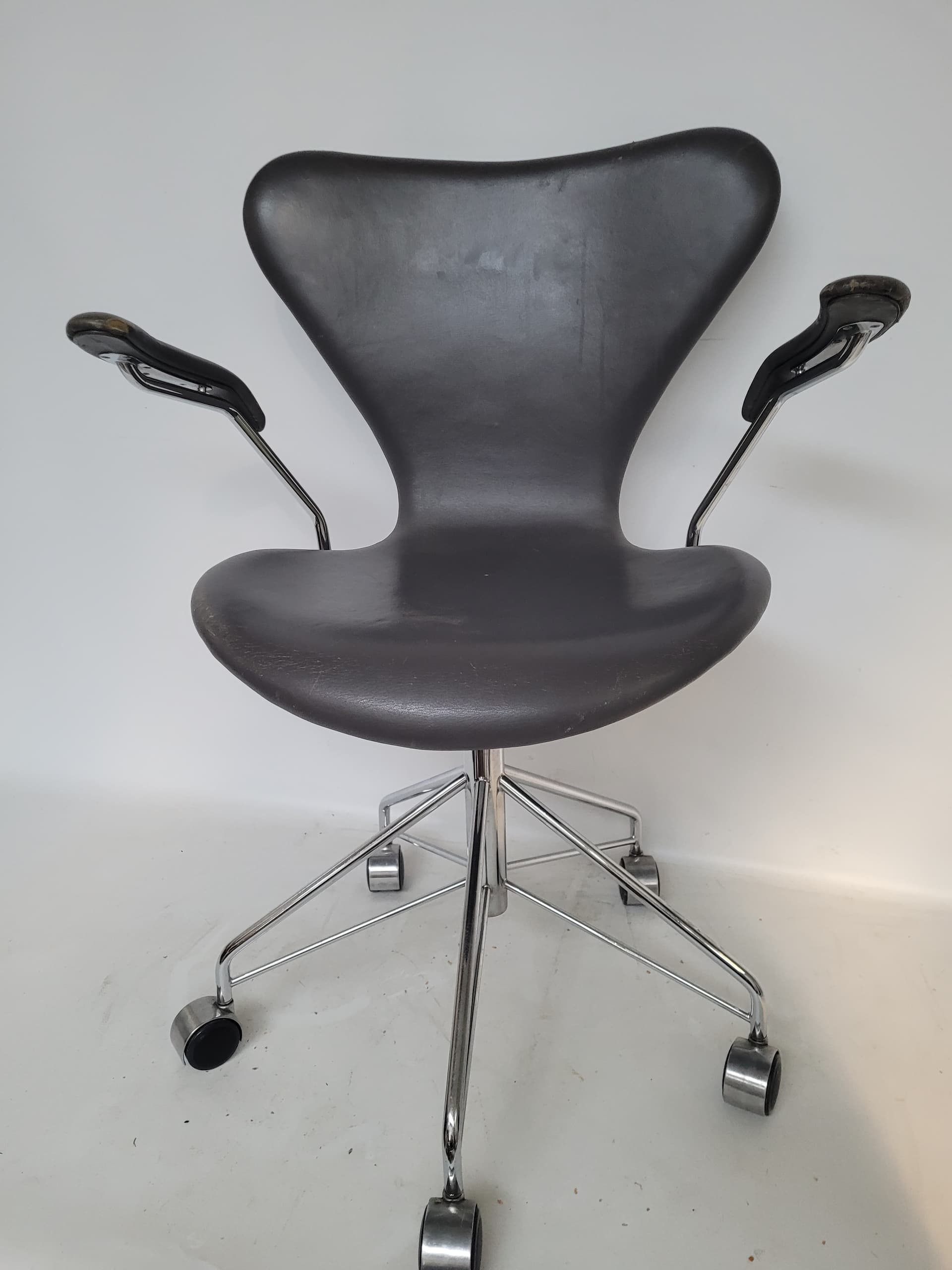 Swivel Armchair Model 3217, black leather, chromed steel, by A. Jacobsen, Denmark, 1990s. - 366930