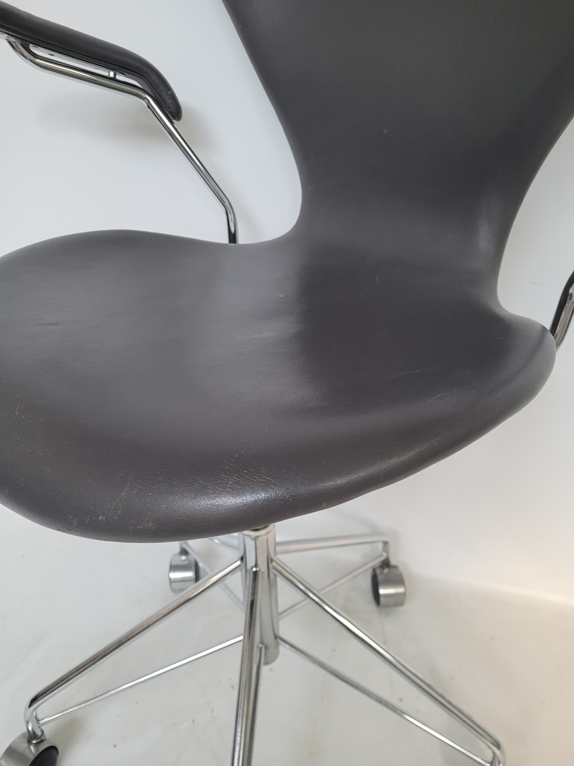 Swivel Armchair Model 3217, black leather, chromed steel, by A. Jacobsen, Denmark, 1990s. - 366934