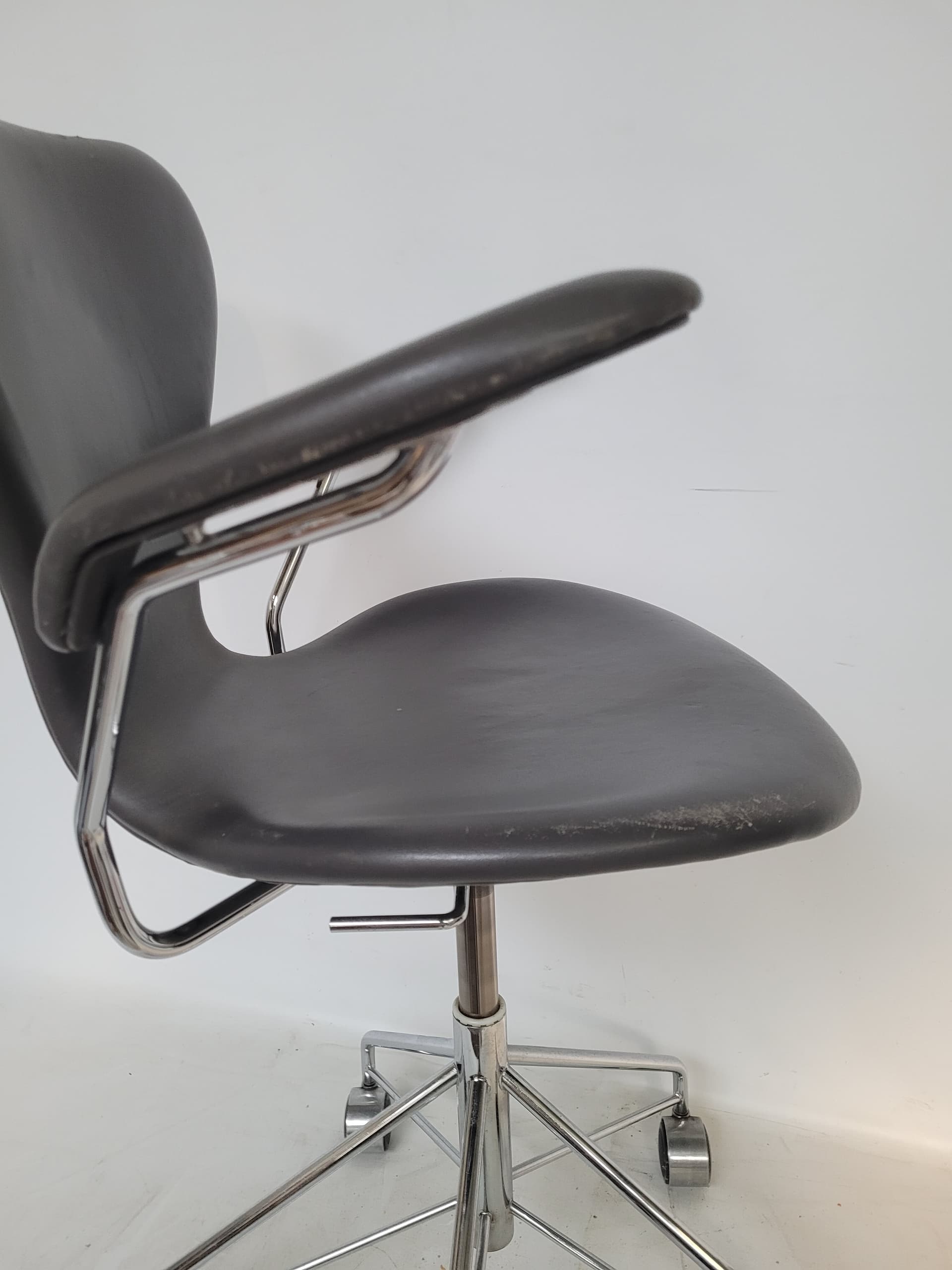 Swivel Armchair Model 3217, black leather, chromed steel, by A. Jacobsen, Denmark, 1990s. - 366931