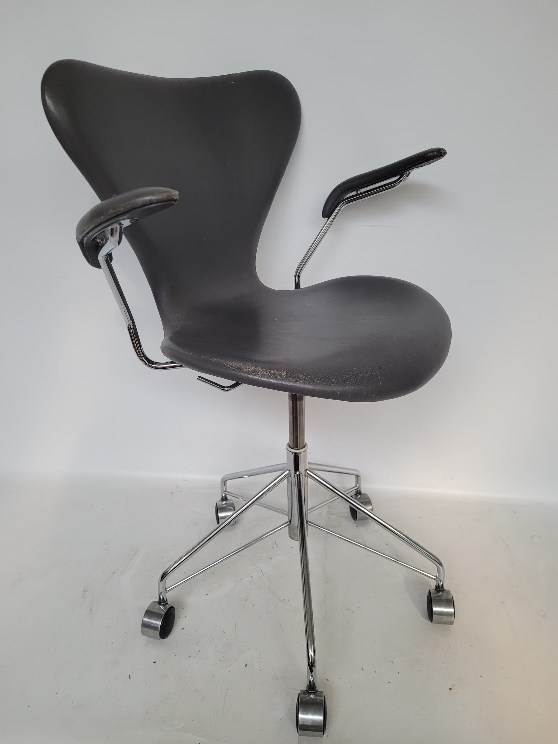 Swivel Armchair Model 3217, black leather, chromed steel, by A. Jacobsen, Denmark, 1990s. - 366922